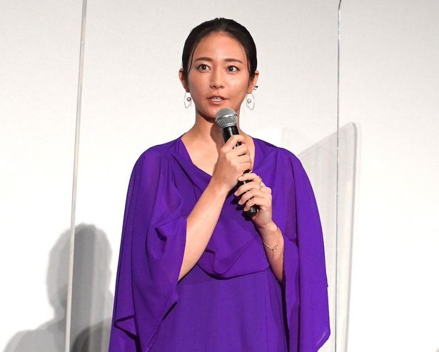 【写真を見る】カリスマ秘書、千代役の木村文乃は鮮やかなパープルのドレスで登場