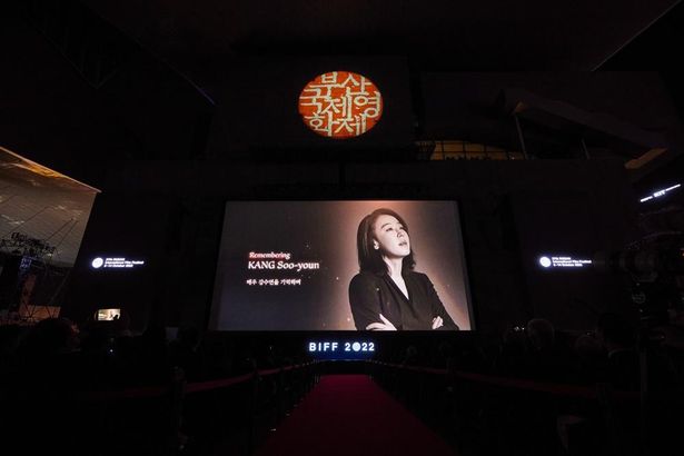 会場では元祖ワールドスターのカン・スヨンのトリビュート映像が流れ、世界的に有名なピアニストであるキム・ジョンウォンの演奏が彼女の功績を静かに称え、冥福を祈った