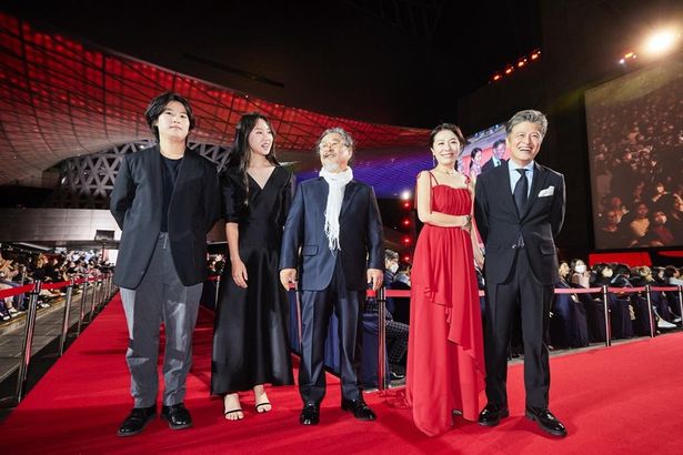 “ホン・サンス組”のクォン・ヘヒョとチョ・ユニ夫妻、パク・ミソ、キ・ジュボンら演技派俳優たちもレッドカーペットに登場