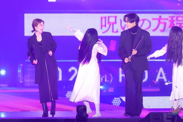 【写真を見る】小芝風花＆川村壱馬、大量の貞子が現れるも笑顔!?主題歌ダンスも披露したランウェイをギャラリーたっぷりで！