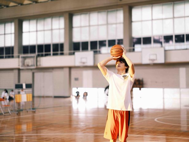 【写真を見る】実はバスケほぼ未経験だったという眞栄田。そんな雰囲気はまったくなく見事にこなしていく