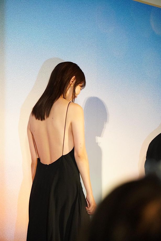 【写真を見る】内田理央、ブラックドレスで大胆に美背中を披露！