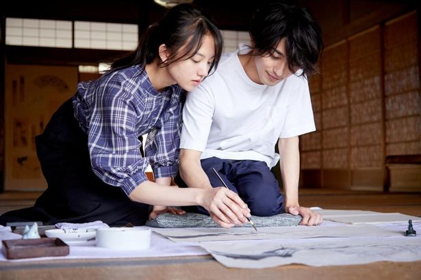 【写真を見る】横浜流星と清原果耶は、撮影のため長期間水墨画を練習したという(『線は、僕を描く』)