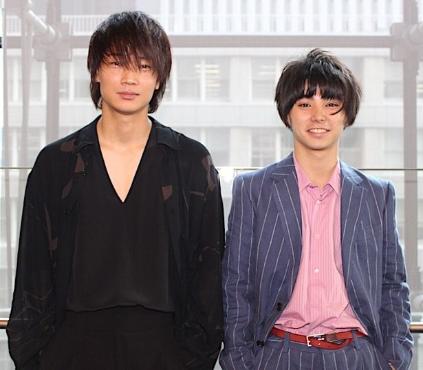 【写真を見る】綾野剛と村上虹郎、壮絶な現場を経てしっかりと絆を育んだ二人が笑顔で登場！