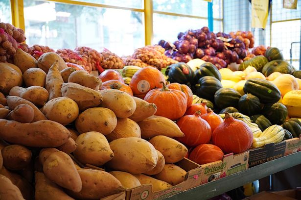 グランビル・アイランドのマーケットには、色とりどりの野菜が並ぶ