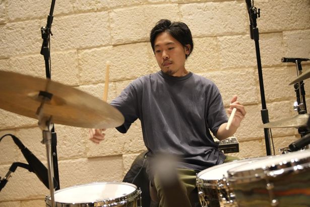 高校で同級生だった玉田俊二のドラム演奏を、millennium paradeのドラマーとしても活躍する石若駿が担当する