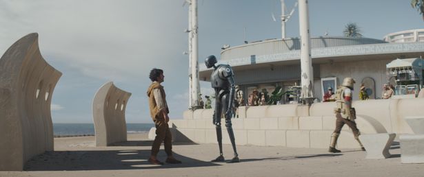 大金を手にして向かった南国風の惑星ニアモスで、『ローグ・ワン』で相棒となるK-2SOと同じ型のドロイドを発見！