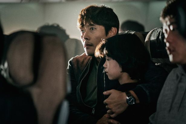 【写真を見る】イ・ビョンホンが演じるのは、娘の治療のため、飛行機に乗り合わせた乗客パク･ジェヒョク役