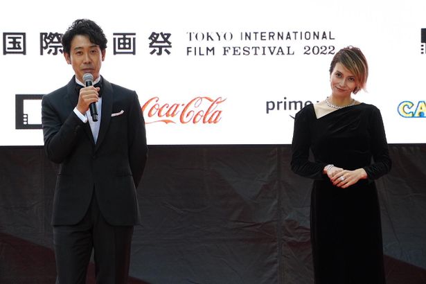 第35回東京国際映画祭、レッドカーペットイベントに登場した『月の満ち欠け』の大泉洋、柴咲コウ