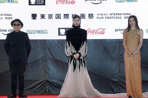 第35回東京国際映画祭、レッドカーペットイベントに登場した『母性』の廣木隆一監督、戸田恵梨香、永野芽郁