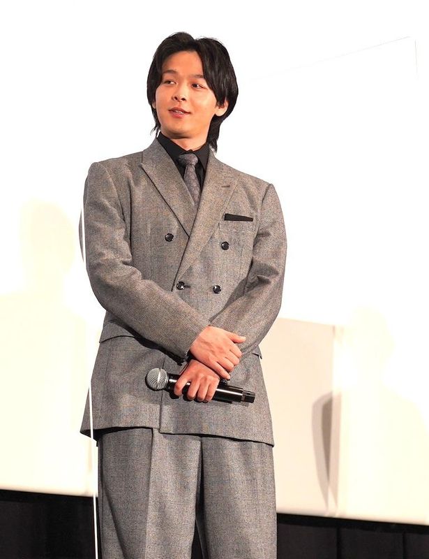 西島と同い年の役を演じた感想を訊かれた中村は「タメ口使いがちの若手なんで」ニヤニヤ