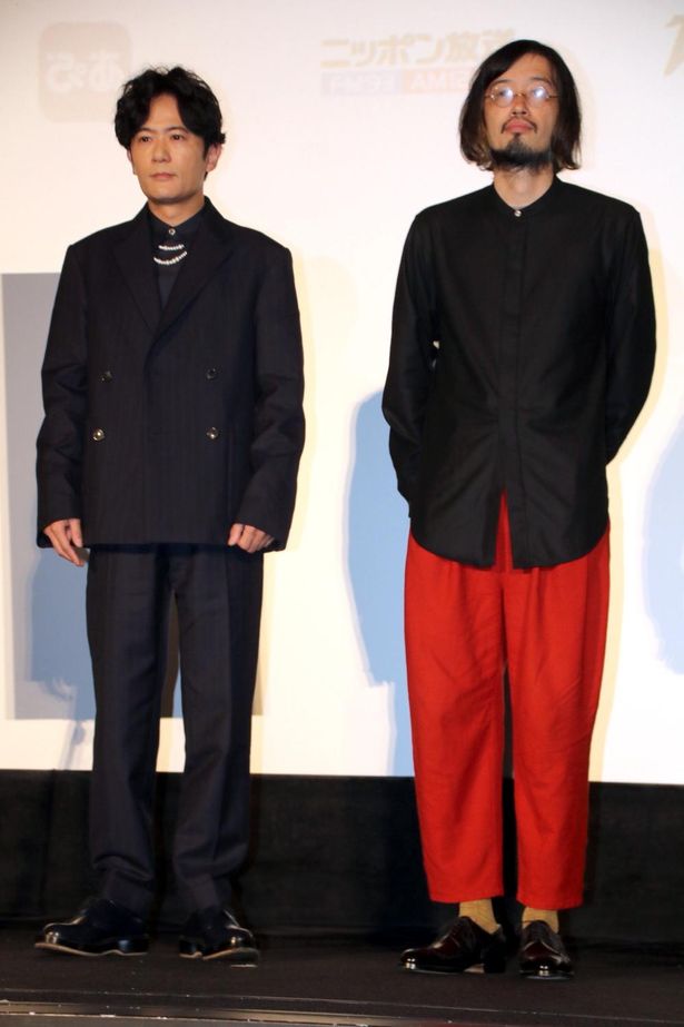 稲垣吾郎と今泉力哉監督の全身ショット