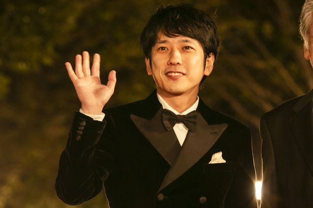 二宮和也、ブラックのタキシード姿でレッドカーペットに登場