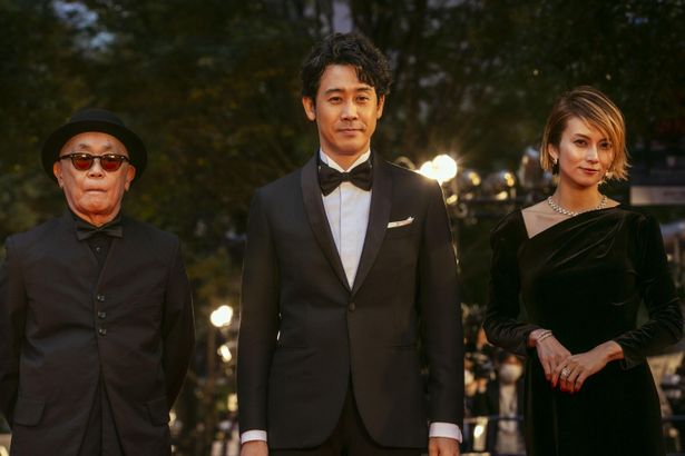 第35回東京国際映画祭レッドカーペットに登場した『月の満ち欠け』チーム