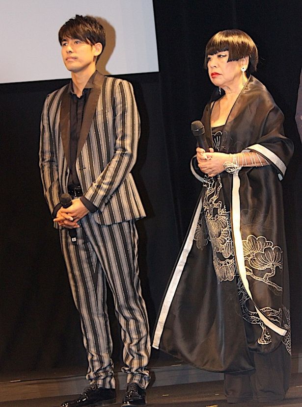 コシノジュンコは着物をイメージしたドレス姿