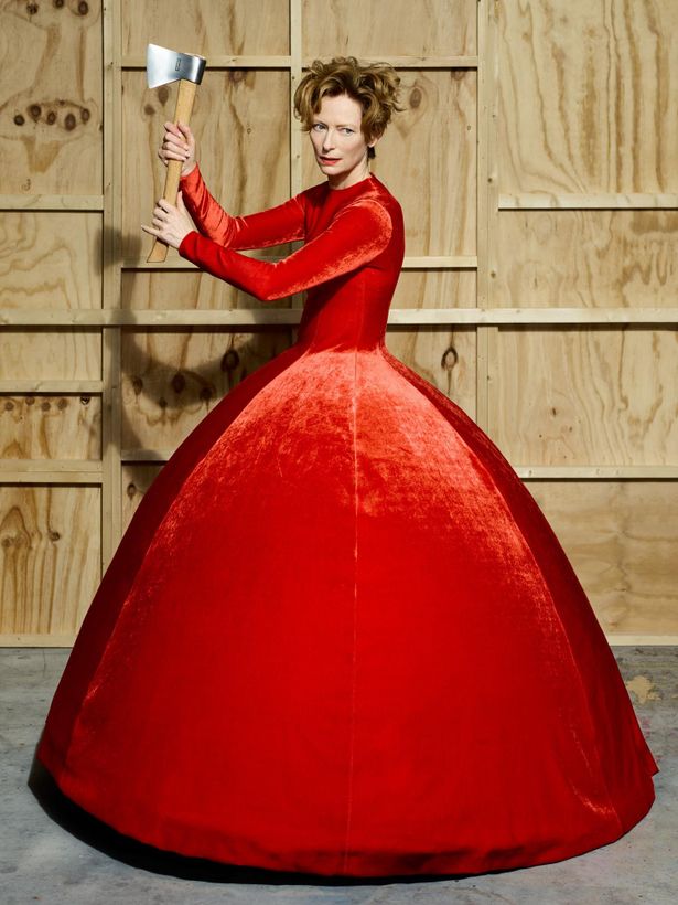 ポスターにも採用されている、真っ赤なドレスに斧を構えたティルダ・スウィントン(『ヒューマン・ボイス』)