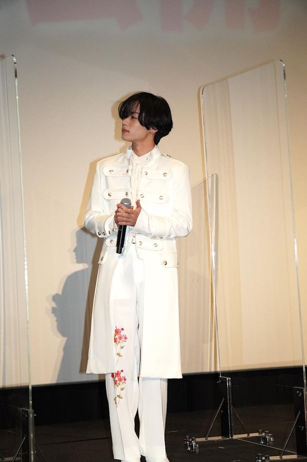 【写真を見る】川村壱馬、まるで王子様！パンツに描かれた花模様も美しい