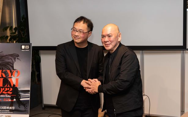 フォトセッションで固い握手を交わしたツァイ・ミンリャン監督と深田晃司監督