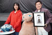 山之内すず、赤パーカー＆クワハラのBMXで『E.T.』屋外上映に登場