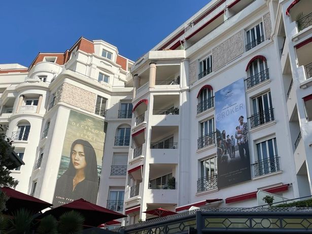 カンヌの高級ホテル、バリエール ル マジェスティックに『ベイビー・ブローカー』の巨大な垂れ幕も飾られた
