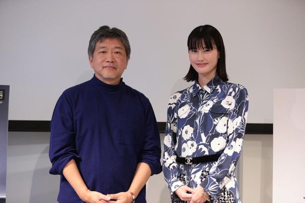 【写真を見る】是枝裕和監督、交流ラウンジでフェスティバル・アンバサダーの橋本愛と対談！