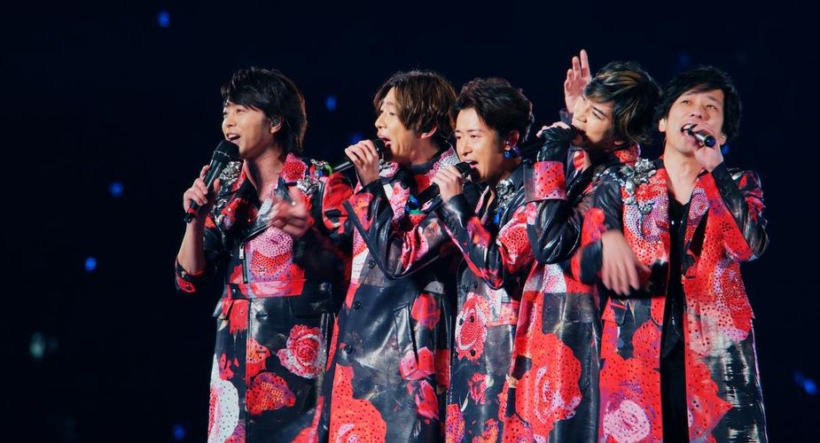 嵐、デビュー日に『ARASHI 5×20 FILM』“声出しOK”応援上映が開催！ファンが集結し「A・RA・SHI」を熱唱