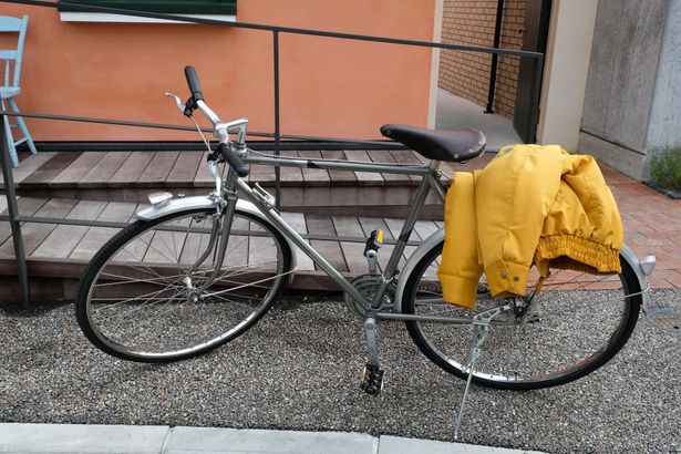 「地球屋」の前に停められている自転車は『耳をすませば』のラストシーンを思い出させる