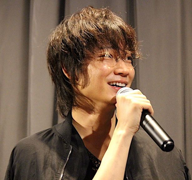 綾野剛、眼鏡スタイルで登場！村上虹郎のトークに爆笑した