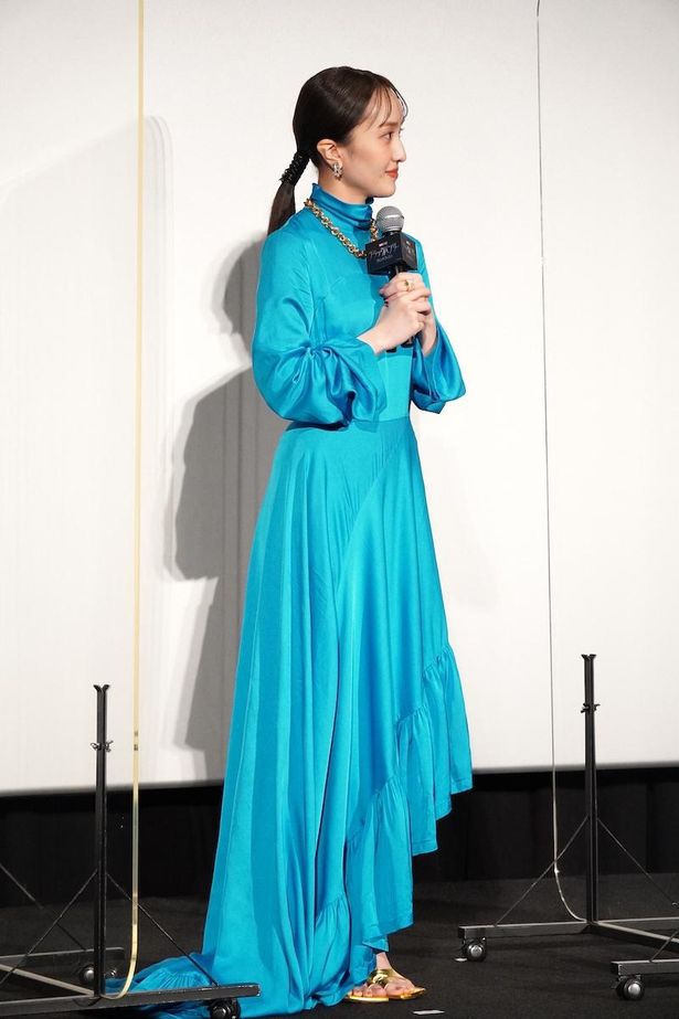 【写真を見る】百田夏菜子、ターコイズブルーのロングドレスで登場！盟友・高城れにの結婚を祝福