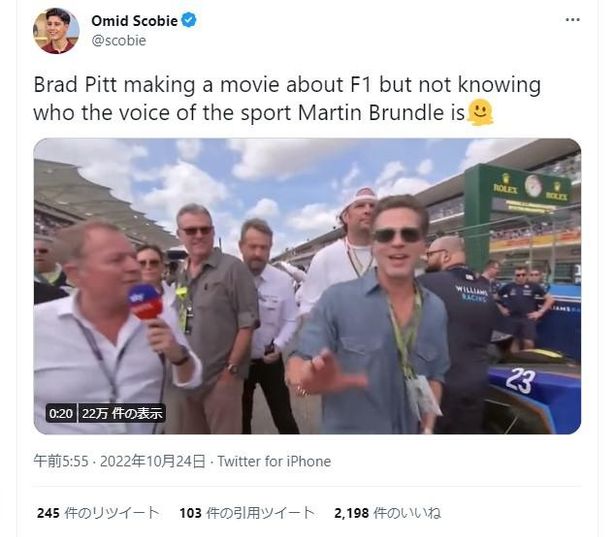 【写真を見る】デニムシャツにサングラス、ラフなスタイルでF1会場に登場したブラッド・ピット