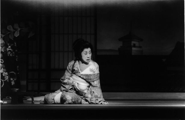 1970年に婦人公論で発表された有吉佐和子の短編を自身が戯曲化した、文学座「ふるあめりかに袖はぬらさじ」