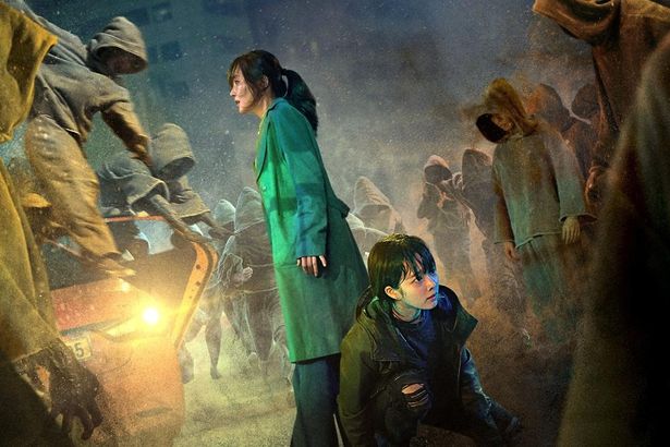 【写真を見る】オム・ジウォンとチョン・ジソが共演し、ゾンビに立ち向かうジャーナリストと呪術師に扮する