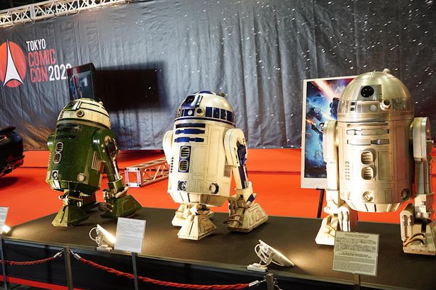 【写真を見る】R2-D2、R2-BHD、R2-X2が勢ぞろい！『トップガン』『ターミネーター』『ゴースト・バスターズ』の本物も来日