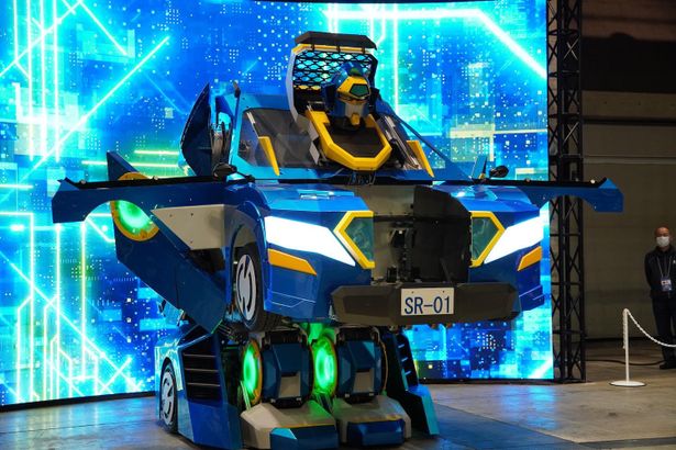 人型と車型に変形できる乗用人型変形ロボット「SR-01」の変形実演も