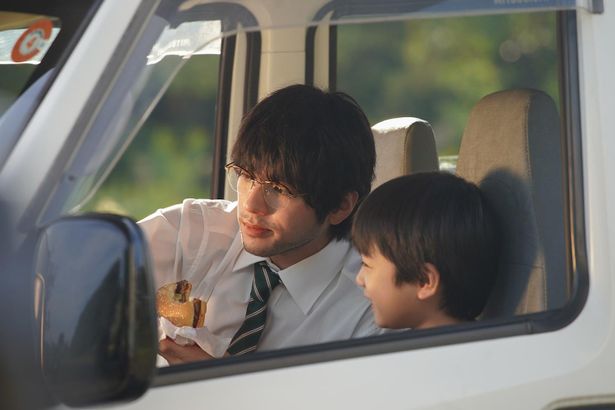 父親に去られ傷ついたアキラだったが、次第に慎一に心を開いていく