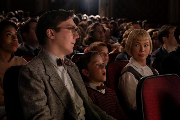  【写真を見る】映画を観て心を震わせるサミー少年は、まさにスピルバーグ監督の少年時代そのもの