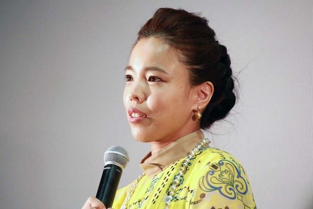 安藤玉恵は、過去に詐欺の標的にされた女性・鳩子役を好演