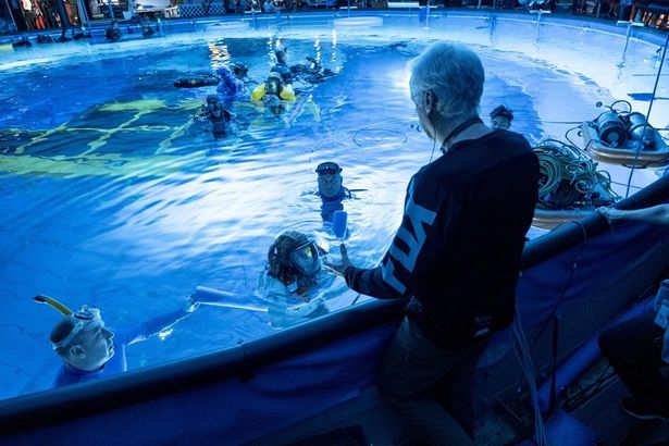 数千時間の潜水経験を持つキャメロンのもと、キャストたちは実際にダイビングにも挑戦している