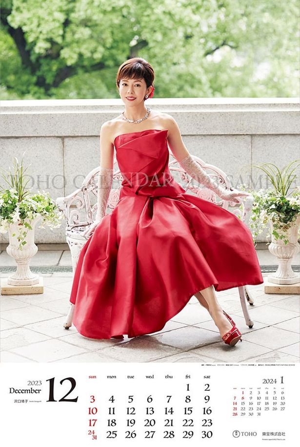 歴史ドラマがテーマの12月では沢口靖子が赤のドレス姿を披露