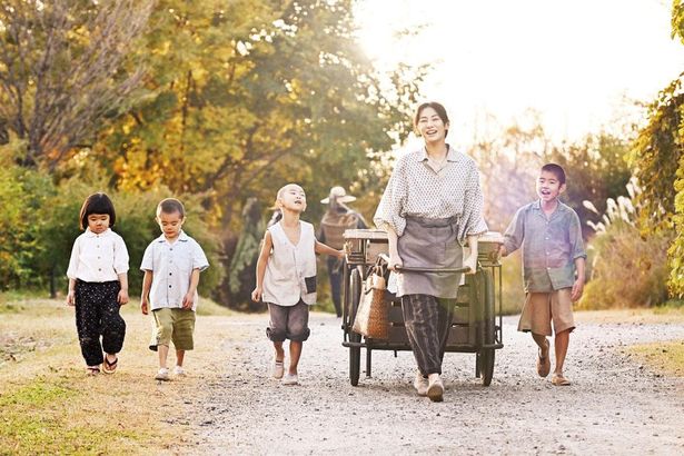 戦後の日本で子どもたちと健気に生きる山本モジミ(『ラーゲリより愛を込めて』)