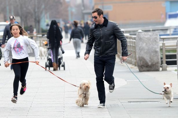 【写真を見る】愛娘と犬の散歩で大ハッスルするヒュー