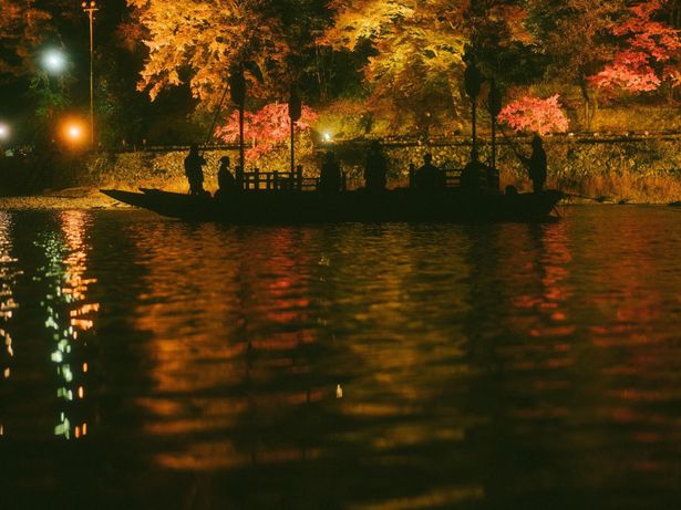 桂川に浮かぶ船上での舞のシーンは神秘的！