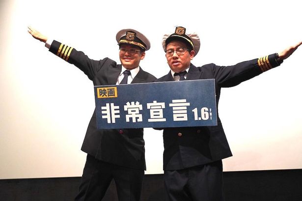 お笑いコンビ、ミキ。パイロットの衣装で映画『非常宣言』公開記念イベントに登場