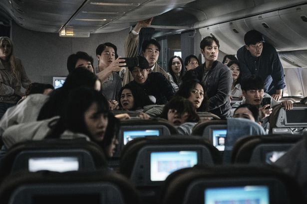 リュ・ジンソクの突然の凶行は、乗客たちを恐怖に陥れる