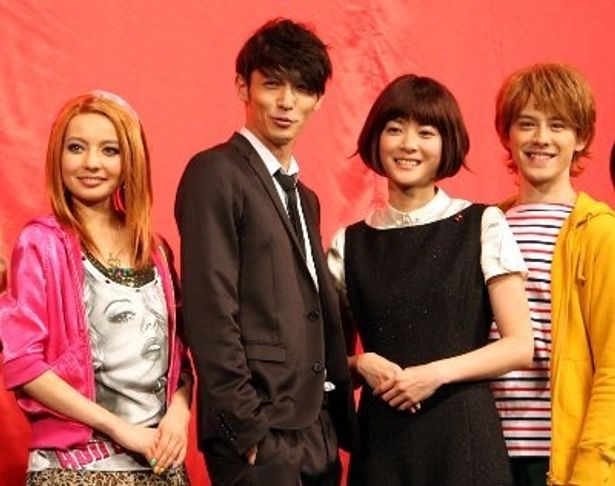左から：ベッキー、玉木宏、上野樹里、ウエンツ瑛士。のだめのキャストが劇中の衣装で登場