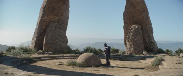 ジェダイの古い寺院跡から銀河のどこかにいるジェダイに呼びかけるグローグー(「マンダロリアン」)