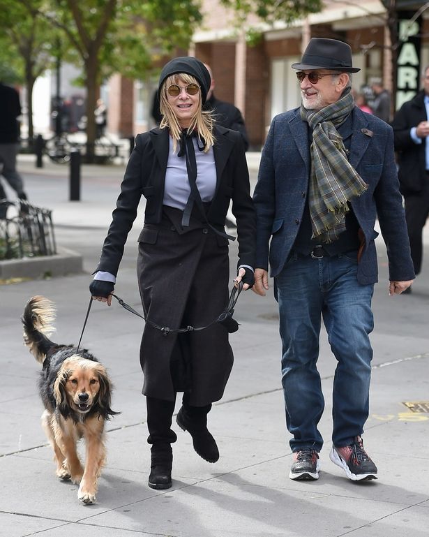 【写真を見る】スピルバーグ、愛妻＆愛犬との貴重なオフショット