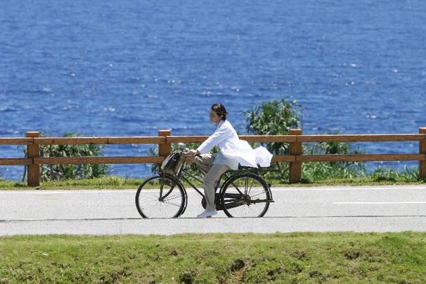 「Dr.コトー」といえば海沿いを自転車で走るコトー先生！(2006年版ドラマ「Dr.コトー診療所」)