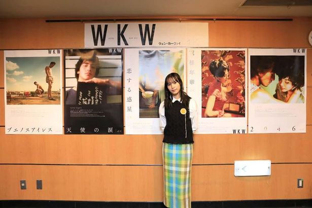 【写真を見る】南沙良がシネマート新宿を紹介。ウォン・カーウァイ4K上映のすてきな装飾も！
