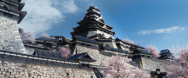 【写真を見る】日本史上初の天守閣が築かれるなど、信長の集大成とも言える豪華な安土城